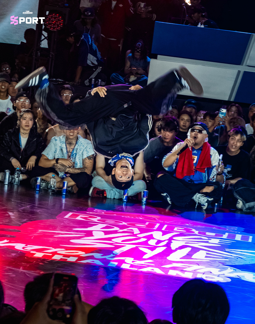 ภาพนักเต้น ชยันธน สมผล หรือ TAE-BRUCELEE กำลังแสดงบนเวที Red Bull Dance Your Style ท่ามกลางผู้ชมจำนวนมาก 2