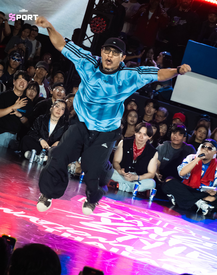 ภาพนักเต้น ชยันธน สมผล หรือ TAE-BRUCELEE กำลังแสดงบนเวที Red Bull Dance Your Style ท่ามกลางผู้ชมจำนวนมาก 3