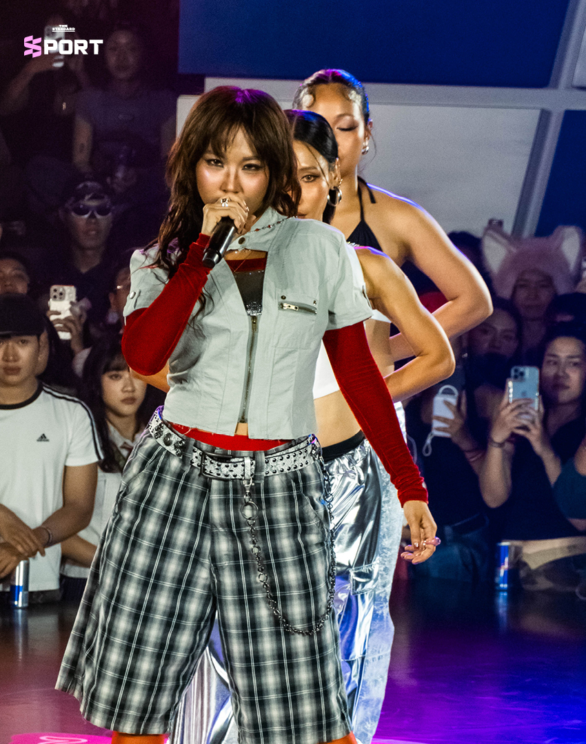 ภาพนักเต้น ชยันธน สมผล หรือ TAE-BRUCELEE กำลังแสดงบนเวที Red Bull Dance Your Style ท่ามกลางผู้ชมจำนวนมาก 4