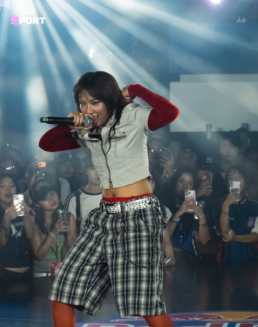 ภาพนักเต้น ชยันธน สมผล หรือ TAE-BRUCELEE กำลังแสดงบนเวที Red Bull Dance Your Style ท่ามกลางผู้ชมจำนวนมาก 5