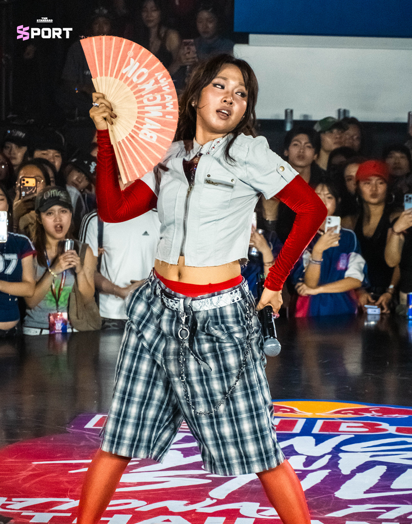 ภาพนักเต้น ชยันธน สมผล หรือ TAE-BRUCELEE กำลังแสดงบนเวที Red Bull Dance Your Style ท่ามกลางผู้ชมจำนวนมาก 6