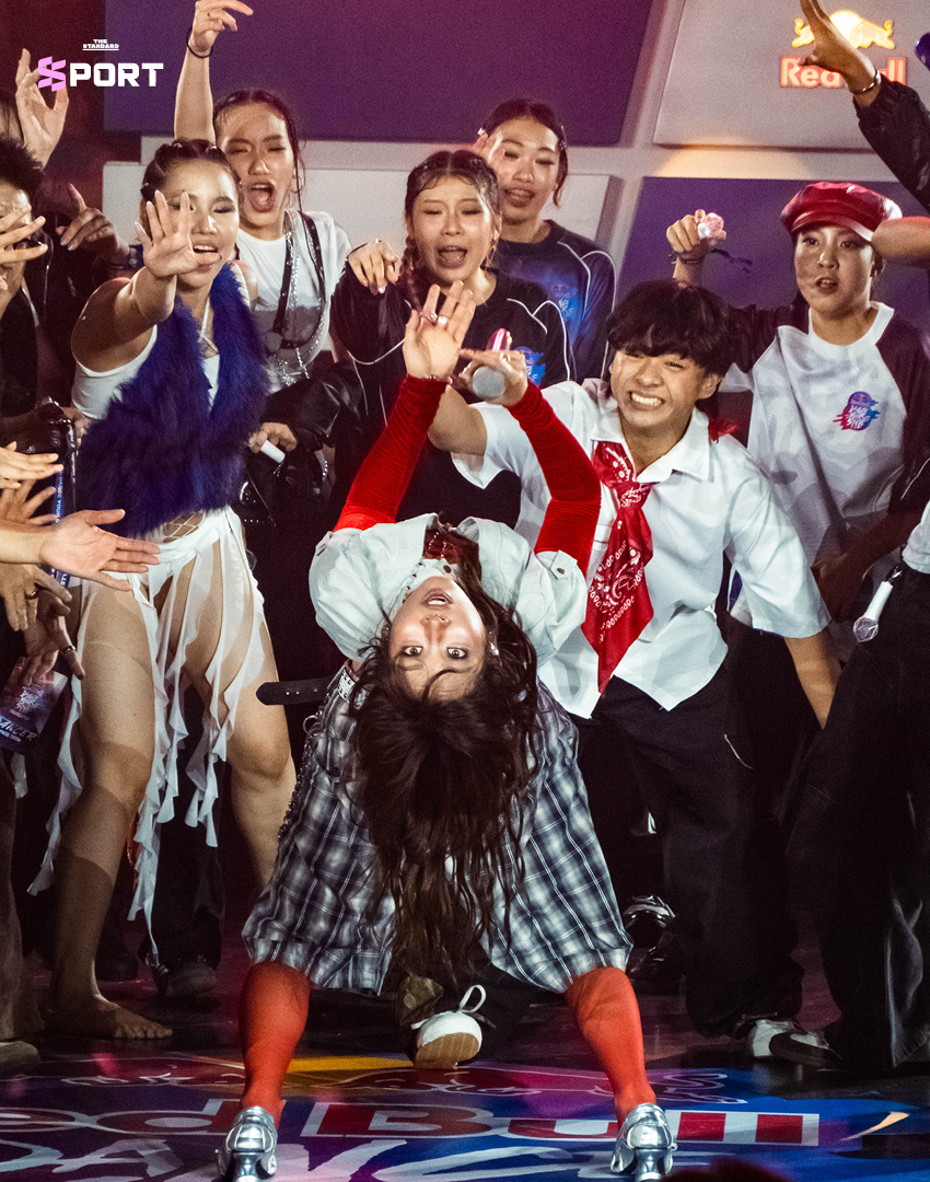 ภาพนักเต้น ชยันธน สมผล หรือ TAE-BRUCELEE กำลังแสดงบนเวที Red Bull Dance Your Style ท่ามกลางผู้ชมจำนวนมาก 7
