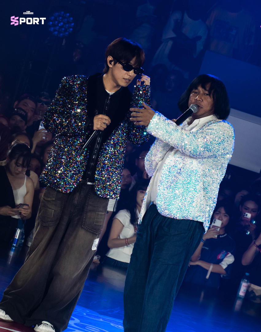 ภาพนักเต้น ชยันธน สมผล หรือ TAE-BRUCELEE กำลังแสดงบนเวที Red Bull Dance Your Style ท่ามกลางผู้ชมจำนวนมาก 9