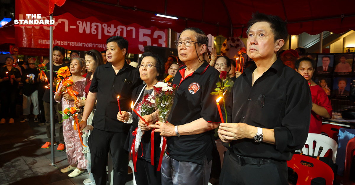ผู้ร่วมกิจกรรมจุดเทียนรำลึกครบรอบ 16 ปี เหตุการณ์สลายการชุมนุมคนเสื้อแดง