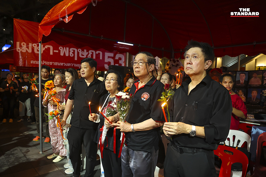 ผู้ร่วมกิจกรรมจุดเทียนรำลึกครบรอบ 16 ปี เหตุการณ์สลายการชุมนุมคนเสื้อแดง 1