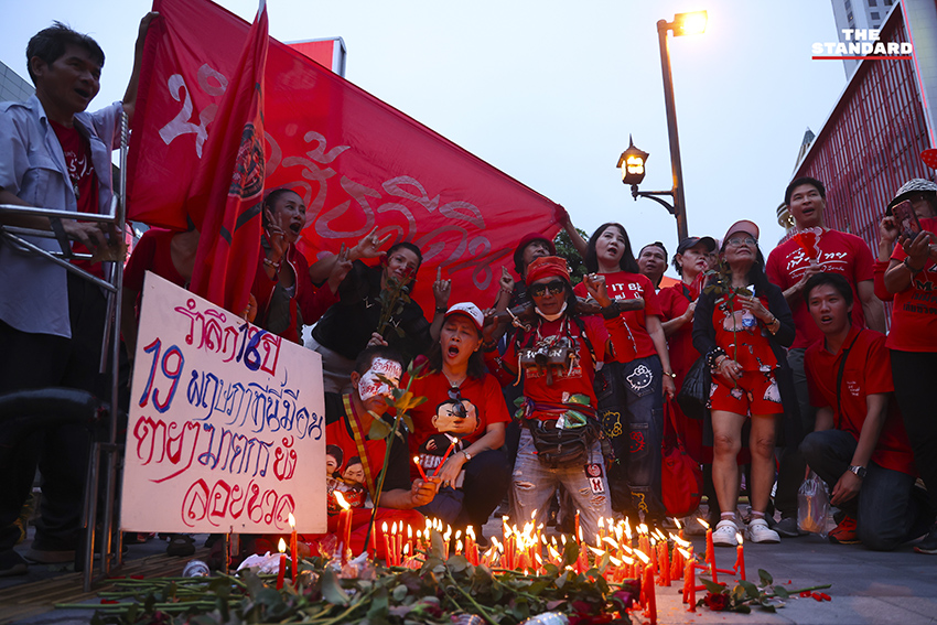 ผู้ร่วมกิจกรรมจุดเทียนรำลึกครบรอบ 16 ปี เหตุการณ์สลายการชุมนุมคนเสื้อแดง 2
