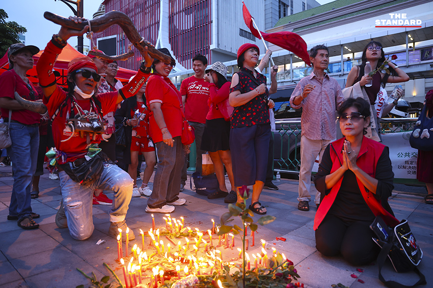 ผู้ร่วมกิจกรรมจุดเทียนรำลึกครบรอบ 16 ปี เหตุการณ์สลายการชุมนุมคนเสื้อแดง 7