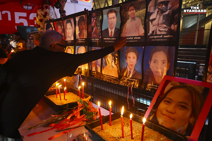 ผู้ร่วมกิจกรรมจุดเทียนรำลึกครบรอบ 16 ปี เหตุการณ์สลายการชุมนุมคนเสื้อแดง 8