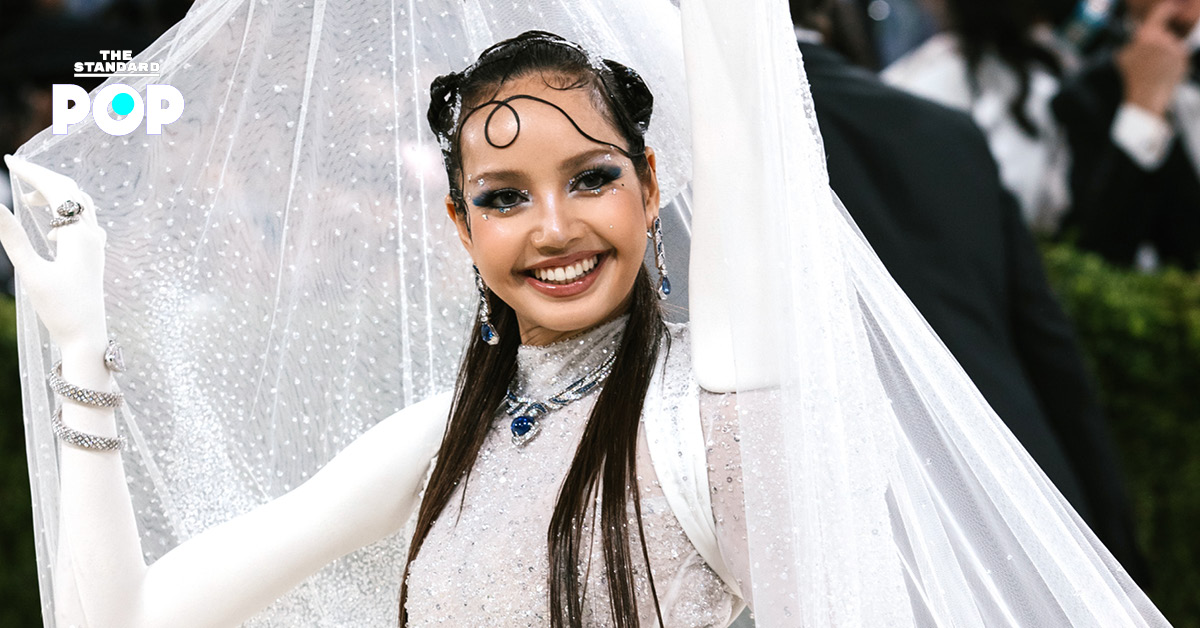 LISA ในชุดราตรีผ้าโปร่งสีขาวปักคริสตัลของ Robert Wun สำหรับงาน Met Gala 2026