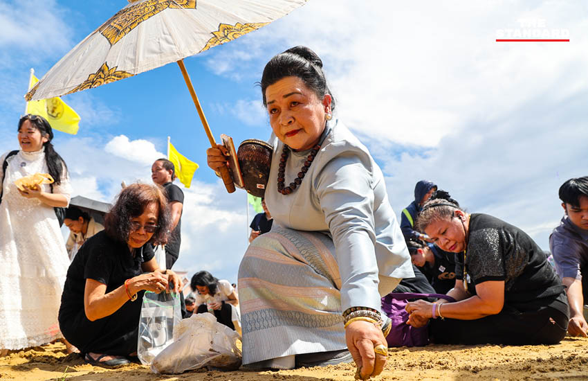 ประชาชนกำลังเก็บเมล็ดพันธุ์ข้าวพระราชทานบริเวณมณฑลพิธีท้องสนามหลวงหลังเสร็จสิ้นพระราชพิธีพืชมงคล 2