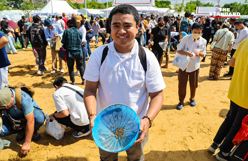 ประชาชนกำลังเก็บเมล็ดพันธุ์ข้าวพระราชทานบริเวณมณฑลพิธีท้องสนามหลวงหลังเสร็จสิ้นพระราชพิธีพืชมงคล 3