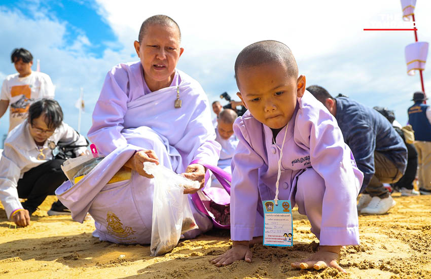 ประชาชนกำลังเก็บเมล็ดพันธุ์ข้าวพระราชทานบริเวณมณฑลพิธีท้องสนามหลวงหลังเสร็จสิ้นพระราชพิธีพืชมงคล 4