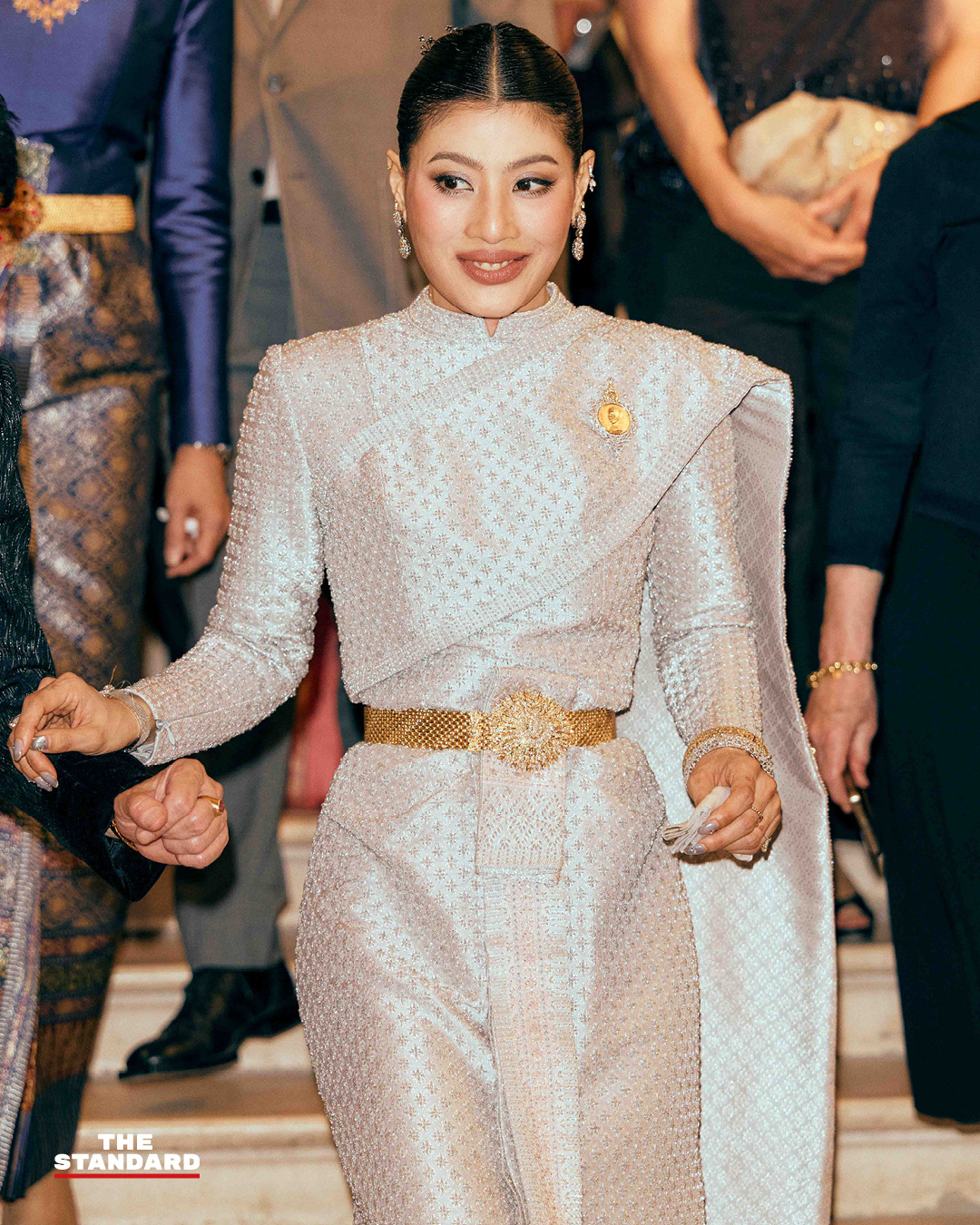 ฉลองพระองค์สมเด็จพระนางเจ้าสิริกิติ์ฯ จัดแสดงในนิทรรศการ La Mode en Majesté ที่กรุงปารีส 1