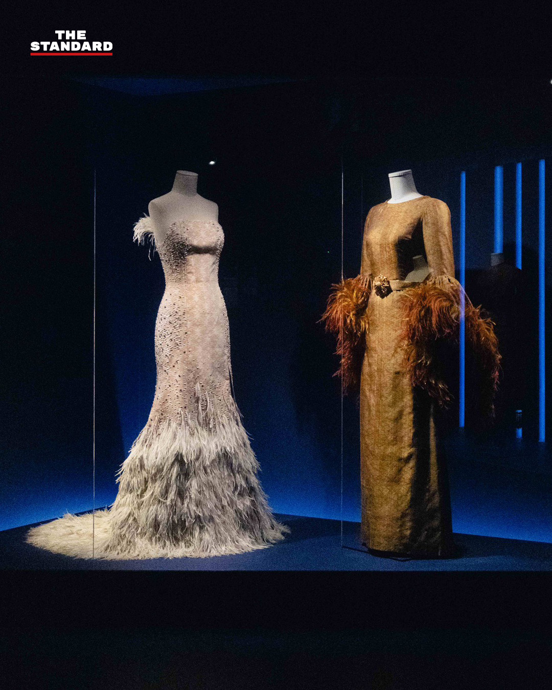 ฉลองพระองค์สมเด็จพระนางเจ้าสิริกิติ์ฯ จัดแสดงในนิทรรศการ La Mode en Majesté ที่กรุงปารีส 10