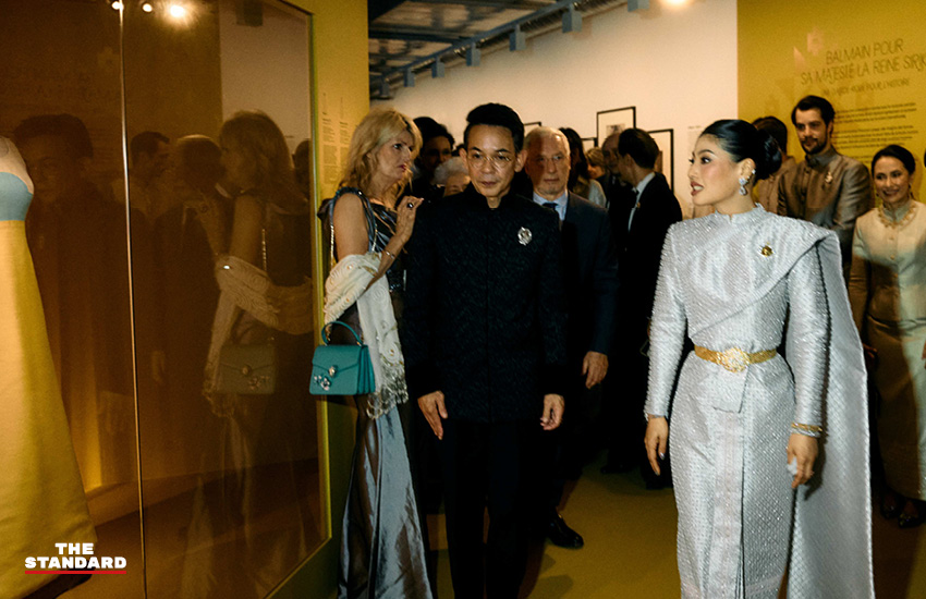 ฉลองพระองค์สมเด็จพระนางเจ้าสิริกิติ์ฯ จัดแสดงในนิทรรศการ La Mode en Majesté ที่กรุงปารีส 17