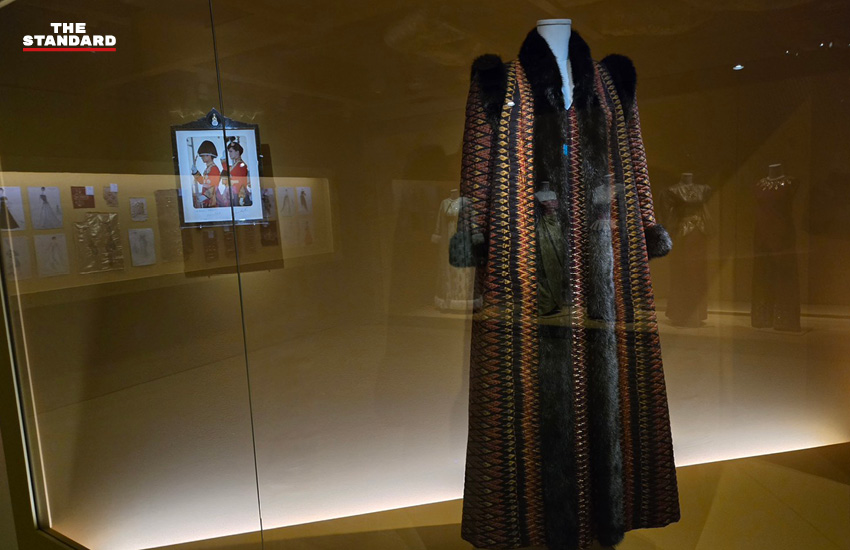ฉลองพระองค์สมเด็จพระนางเจ้าสิริกิติ์ฯ จัดแสดงในนิทรรศการ La Mode en Majesté ที่กรุงปารีส 5
