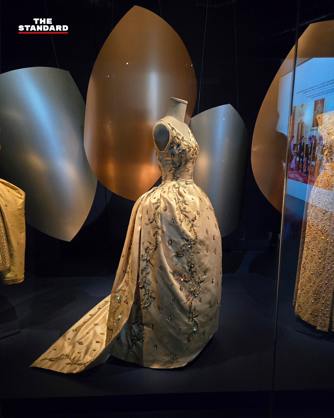 ฉลองพระองค์สมเด็จพระนางเจ้าสิริกิติ์ฯ จัดแสดงในนิทรรศการ La Mode en Majesté ที่กรุงปารีส 9