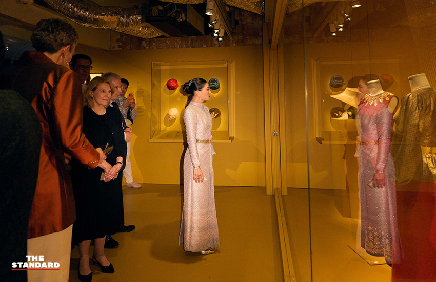 ฉลองพระองค์จัดแสดงในนิทรรศการ ‘La Mode en Majesté’ ที่กรุงปารีส