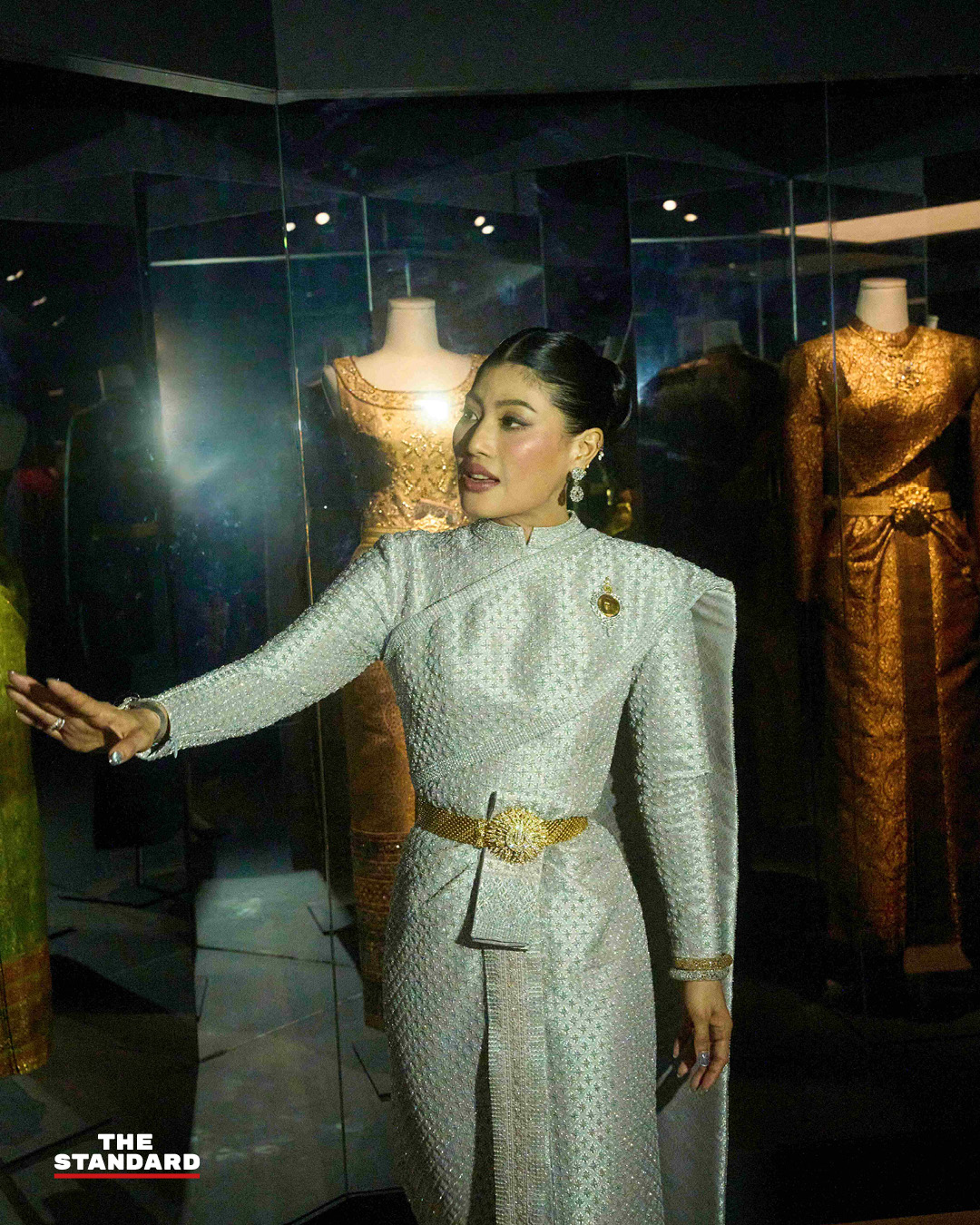 ฉลองพระองค์จัดแสดงในนิทรรศการ ‘La Mode en Majesté’ ที่กรุงปารีส 1