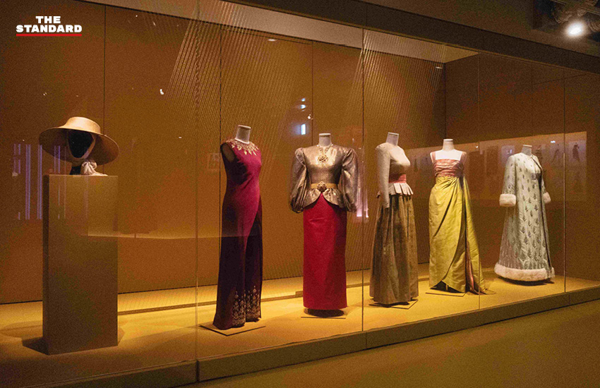 ฉลองพระองค์จัดแสดงในนิทรรศการ ‘La Mode en Majesté’ ที่กรุงปารีส 3