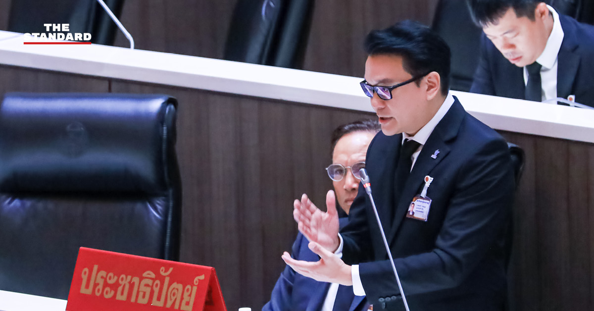 สกลธี ภัททิยกุล ส.ส. พรรคประชาธิปัตย์ กำลังอภิปรายในรัฐสภา