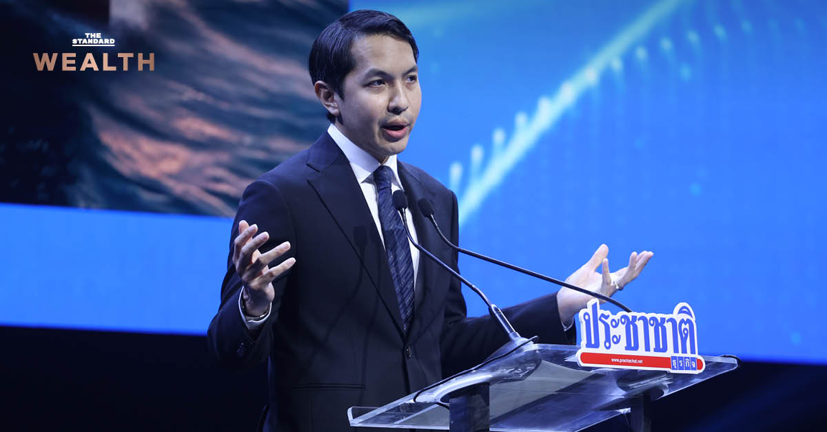 ดร.สันติธาร เสถียรไทย กำลังบรรยายบนเวที