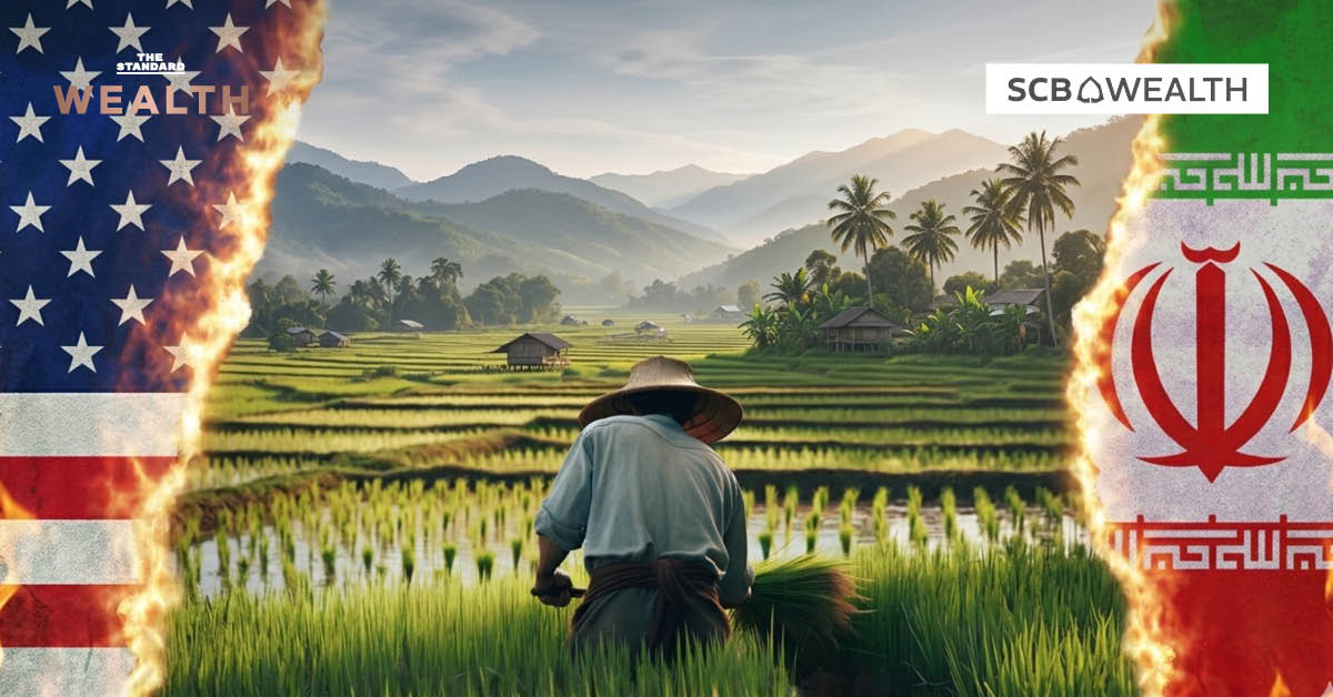 ภาพประกอบเกษตรกรไทยยืนอยู่กลางทุ่ง โดยมีสัญลักษณ์ความขัดแย้งในตะวันออกกลางและข้อความเกี่ยวกับผลกระทบต่อภาคเกษตรไทย พร้อมโลโก้ SCB Wealth