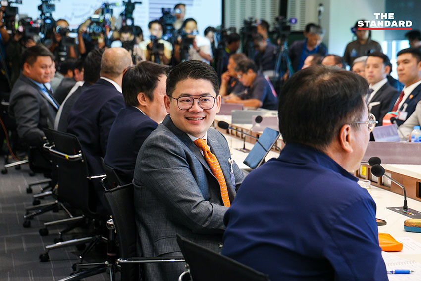 ภาพกลุ่มคณะรัฐมนตรีเงาของพรรคประชาชน นำโดย ณัฐพงษ์ เรืองปัญญาวุฒิ แถลงข่าวประเด็น พ.ร.ก. กู้เงิน และโครงการแลนด์บริดจ์ 10