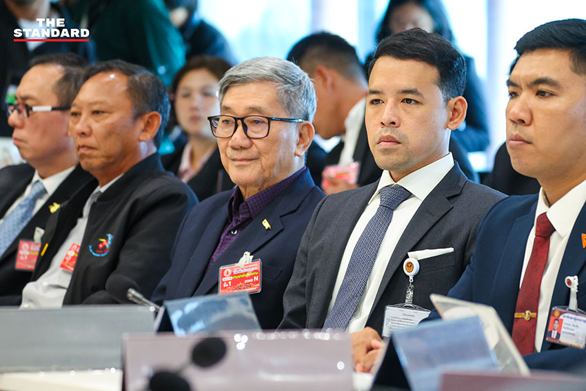 ภาพกลุ่มคณะรัฐมนตรีเงาของพรรคประชาชน นำโดย ณัฐพงษ์ เรืองปัญญาวุฒิ แถลงข่าวประเด็น พ.ร.ก. กู้เงิน และโครงการแลนด์บริดจ์ 12