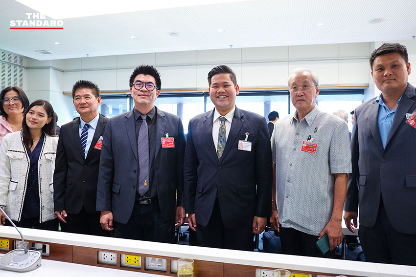 ภาพกลุ่มคณะรัฐมนตรีเงาของพรรคประชาชน นำโดย ณัฐพงษ์ เรืองปัญญาวุฒิ แถลงข่าวประเด็น พ.ร.ก. กู้เงิน และโครงการแลนด์บริดจ์ 14