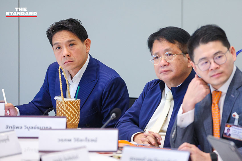 ภาพกลุ่มคณะรัฐมนตรีเงาของพรรคประชาชน นำโดย ณัฐพงษ์ เรืองปัญญาวุฒิ แถลงข่าวประเด็น พ.ร.ก. กู้เงิน และโครงการแลนด์บริดจ์ 3