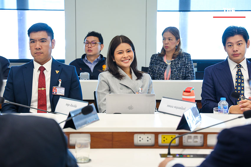 ภาพกลุ่มคณะรัฐมนตรีเงาของพรรคประชาชน นำโดย ณัฐพงษ์ เรืองปัญญาวุฒิ แถลงข่าวประเด็น พ.ร.ก. กู้เงิน และโครงการแลนด์บริดจ์ 4