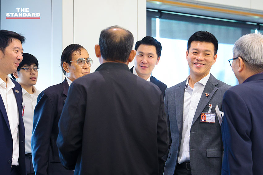 ภาพกลุ่มคณะรัฐมนตรีเงาของพรรคประชาชน นำโดย ณัฐพงษ์ เรืองปัญญาวุฒิ แถลงข่าวประเด็น พ.ร.ก. กู้เงิน และโครงการแลนด์บริดจ์ 5