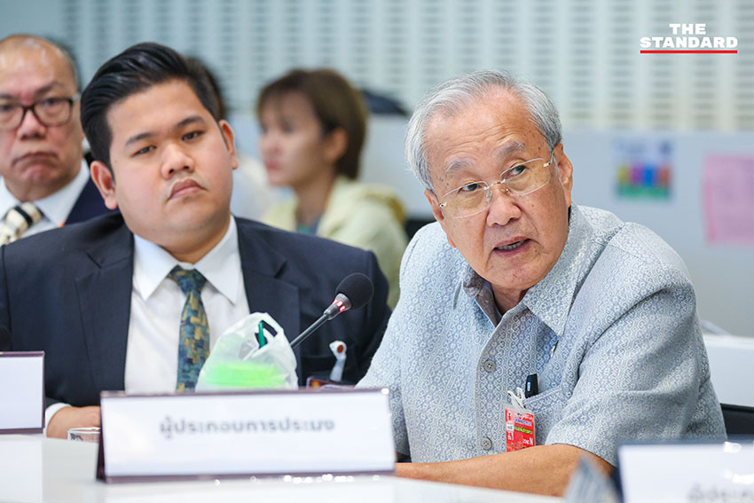 ภาพกลุ่มคณะรัฐมนตรีเงาของพรรคประชาชน นำโดย ณัฐพงษ์ เรืองปัญญาวุฒิ แถลงข่าวประเด็น พ.ร.ก. กู้เงิน และโครงการแลนด์บริดจ์ 7