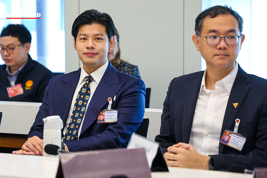 ภาพกลุ่มคณะรัฐมนตรีเงาของพรรคประชาชน นำโดย ณัฐพงษ์ เรืองปัญญาวุฒิ แถลงข่าวประเด็น พ.ร.ก. กู้เงิน และโครงการแลนด์บริดจ์ 9