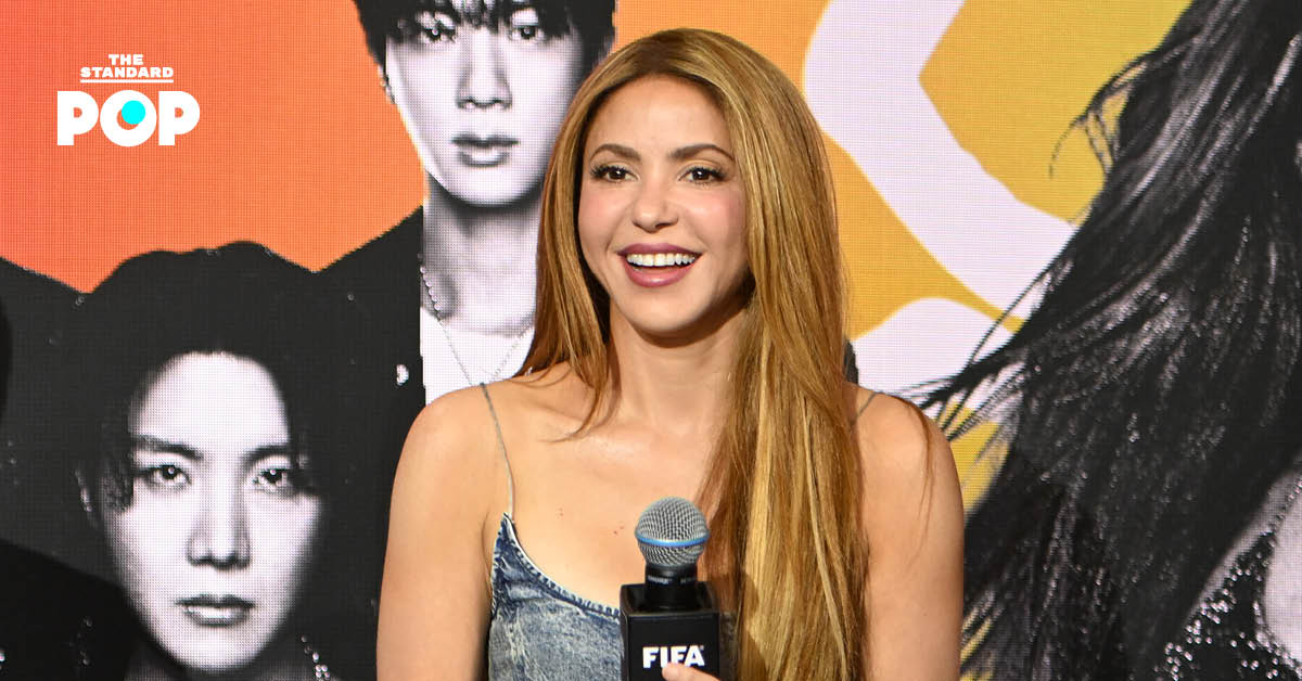 Shakira กำลังพูดบนเวที