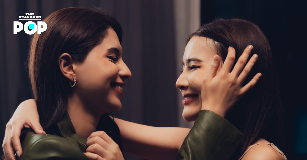 เชลลี่ เพชรใส และ พันดาว ปัญญาบารมี ในภาพโปรโมตซีรีส์ ‘By Your Side เคียงใจใกล้เธอ’