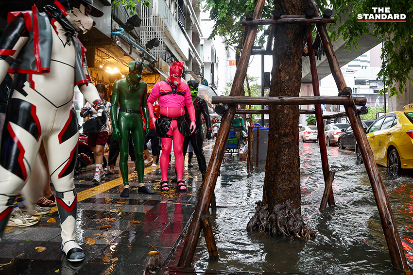 ภาพน้ำท่วมขังบนถนนสีลม มีหนูและผู้คนเดินฝ่าสายฝนในวันจัดกิจกรรม Bangkok Pride Parade 1