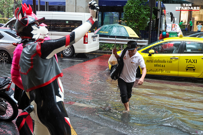 ภาพน้ำท่วมขังบนถนนสีลม มีหนูและผู้คนเดินฝ่าสายฝนในวันจัดกิจกรรม Bangkok Pride Parade 6
