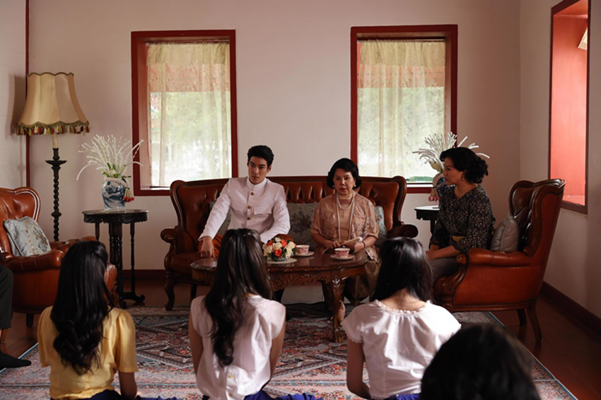 ภาพจากละคร สอดสร้อยมาลา แสดงถึงนาฏศิลป์ไทยและการเปลี่ยนแปลงทางประวัติศาสตร์ 1