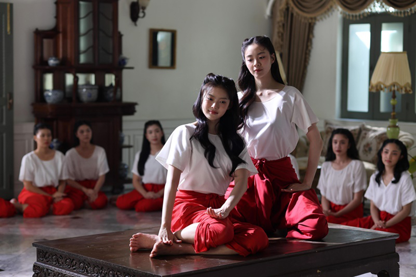 ภาพจากละคร สอดสร้อยมาลา แสดงถึงนาฏศิลป์ไทยและการเปลี่ยนแปลงทางประวัติศาสตร์ 2