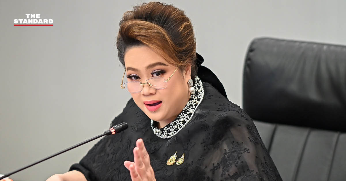 รัฐมนตรี ศุภมาส อิศรภักดี กำลังแถลงข่าว