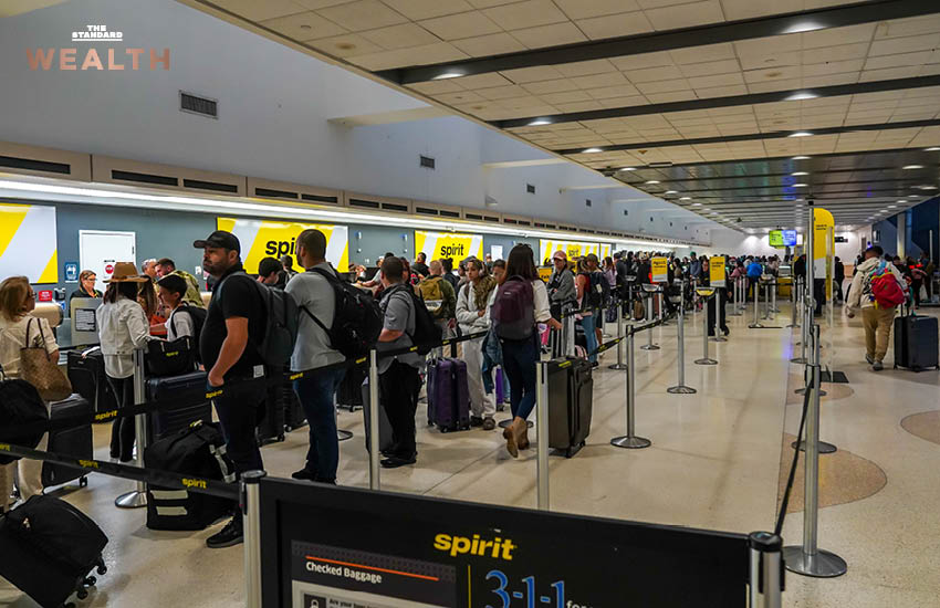 เครื่องบิน Spirit Airlines จอดอยู่บนลานบิน บ่งบอกถึงการสิ้นสุดการให้บริการ 34 ปี 1