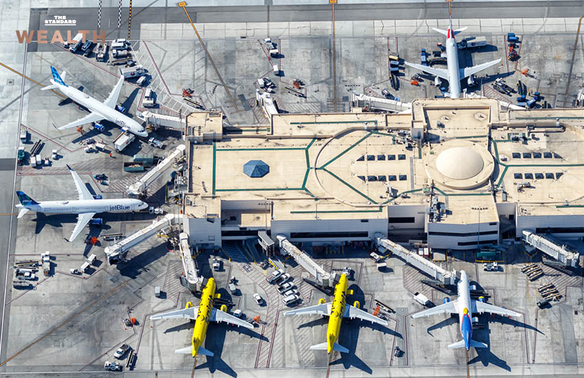 เครื่องบิน Spirit Airlines จอดอยู่บนลานบิน บ่งบอกถึงการสิ้นสุดการให้บริการ 34 ปี 2