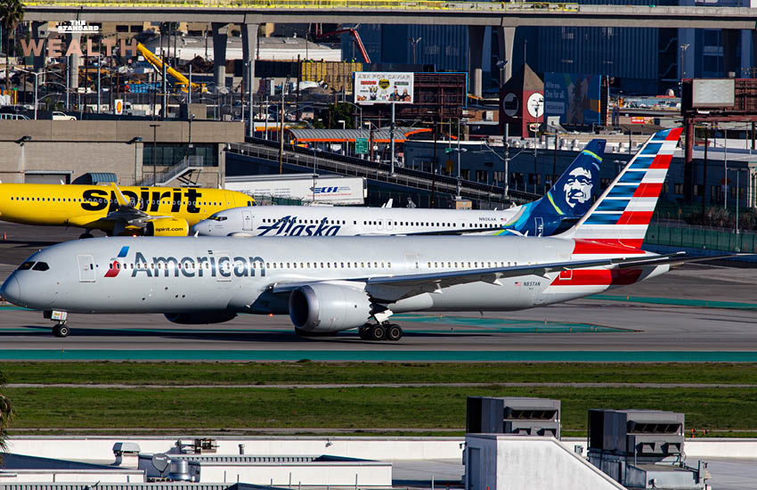 เครื่องบิน Spirit Airlines จอดอยู่บนลานบิน บ่งบอกถึงการสิ้นสุดการให้บริการ 34 ปี 3
