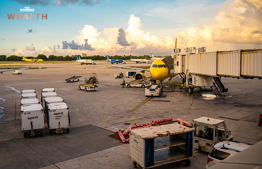 เครื่องบิน Spirit Airlines จอดอยู่บนลานบิน บ่งบอกถึงการสิ้นสุดการให้บริการ 34 ปี 4