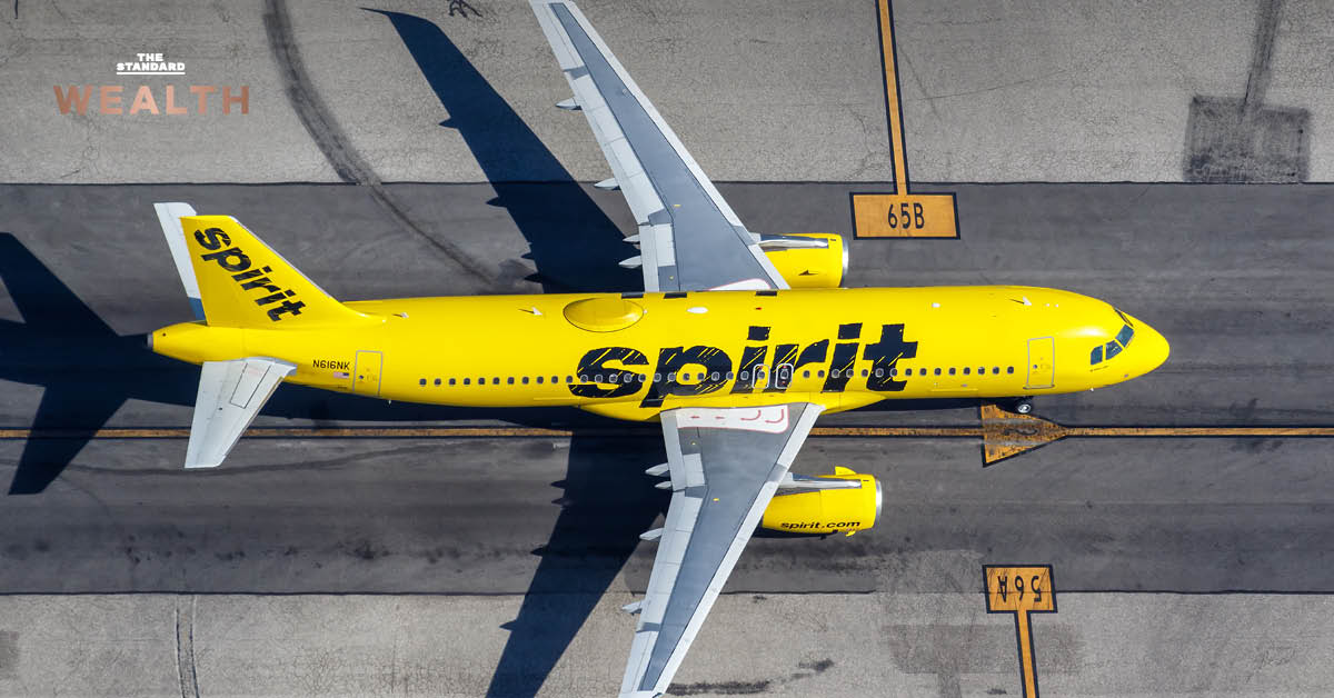 เครื่องบิน Spirit Airlines จอดอยู่บนลานบิน บ่งบอกถึงการสิ้นสุดการให้บริการ 34 ปี