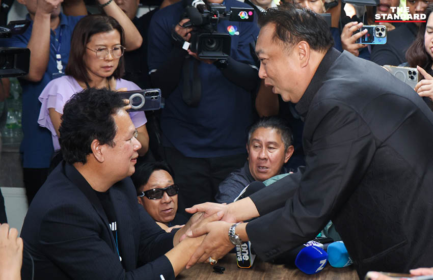สุชาติ ชมกลิ่น รมว.ทส. เดินชนไหล่นักข่าวหลังถูกจี้ถามปมกรมควบคุมมลพิษ ก่อนกลับมาขอโทษสื่อมวลชน 1