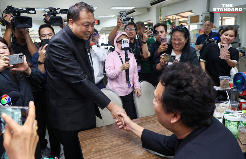 สุชาติ ชมกลิ่น รมว.ทส. เดินชนไหล่นักข่าวหลังถูกจี้ถามปมกรมควบคุมมลพิษ ก่อนกลับมาขอโทษสื่อมวลชน 4