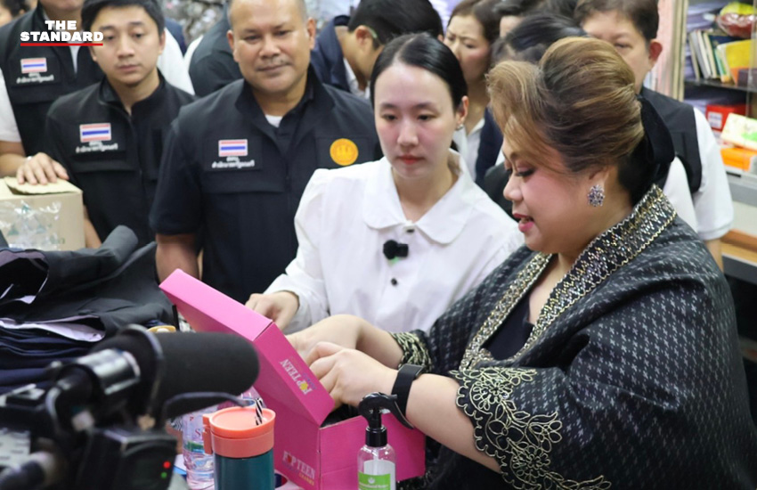 รัฐมนตรี ศุภมาส อิศรภักดี ตรวจสอบร้านค้าชุดนักเรียนที่ย่านบางลำพู 4